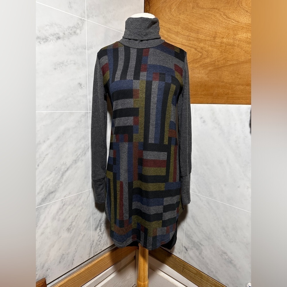 Go Couture Turtleneck High/Low Hem Tunic Sweater Charcoal Colorful Geo size M